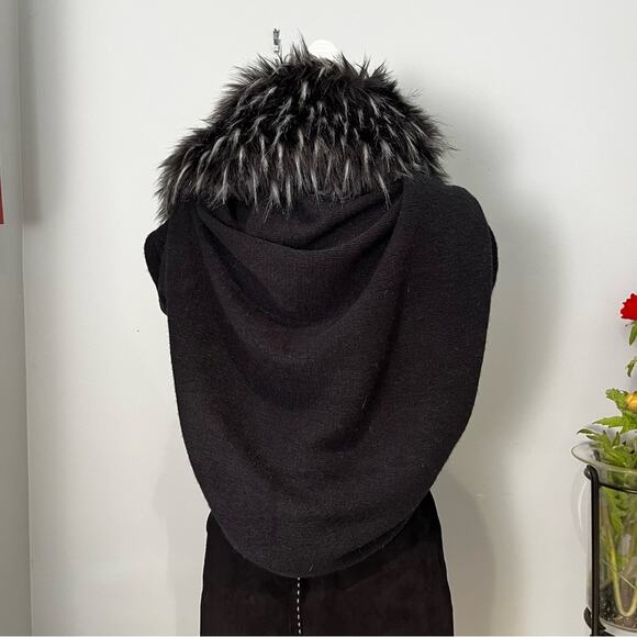 NEW Bebe Faux Fur Statement Collar Oversized Knit Shrug Draped Sweater Black Wh… - Picture 4 of 16